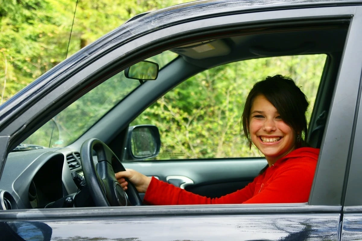 Teen-Teenage-driver-distracted-driving.jpg